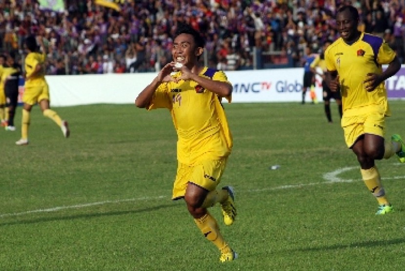 Pemain Persik Kediri, Rendi Irwan melakukan selebrasi usai mencetak gol ke gawang Sriwijaya FC.