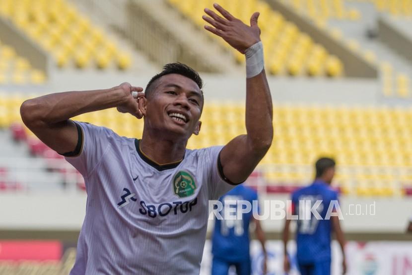 Pemain Persikabo 1973 Ahmad Nufiandani melakukan selebrasi usai mencetak gol ke gawang Arema FC pada pertandingan Piala Menpora di Stadion Manahan, Solo, Jawa Tengah, Ahad (21/3/2021). 