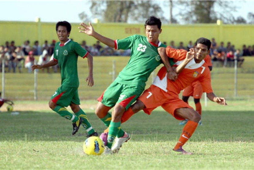 Pemain Persikabo Bogor (hijau) saat beraksi di lapangan. (ilustrasi)