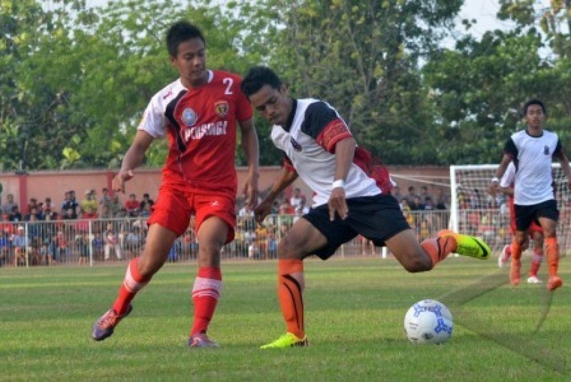 Pemain Persinga Ngawi, David Hidayatullah (kiri) berebut bola dengan pesepakbola Perseden Denpasar, Ximenes Do (kanan).