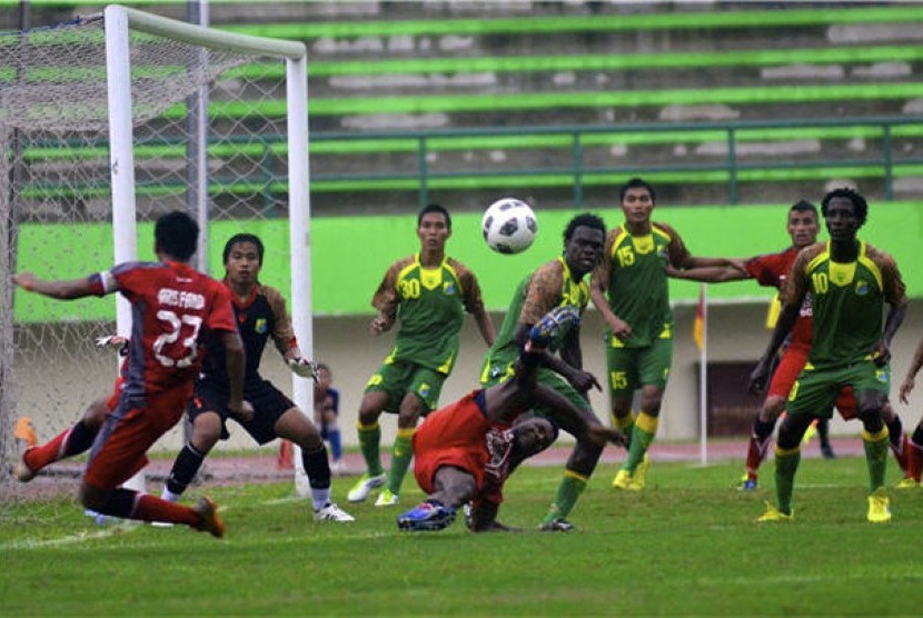 Pemain Persip Pekalongan (hijau) pada pertandingan Divisi Utama Liga Indonesia. 