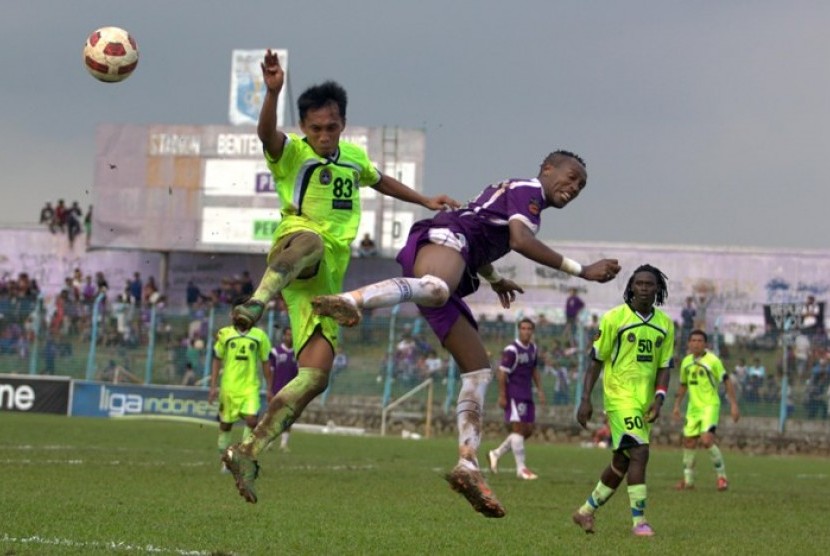 Pemain Persipasi Bekasi Munirur Islam (83) berebut bola diudara dengan pemain Persita Tangerang Mfudo Cecile (10) saat pertandingan Liga Super Indonesia yang berlangsung di Stadion Benteng,Tangerang,Jum'at (11/3).