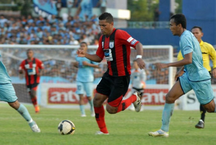 Pemain Persipura Alberto Goncalves (tengah) berusaha melewati dua pemain Persela, Taufiq Kasrun (kanan) dan Sukadana (kiri) dalam pertandingan lanjutan Indonesia Super League (ISL) di stadion Surajaya Lamongan, Jawa Timur, Rabu (28/3). Dalam pertandingan t