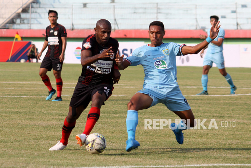 Striker Persipura Boaz Salossa (kedua kiri) saat berebut bola dengan pemain Persela Lamongan Delfin Rumbino (kedua kanan). 