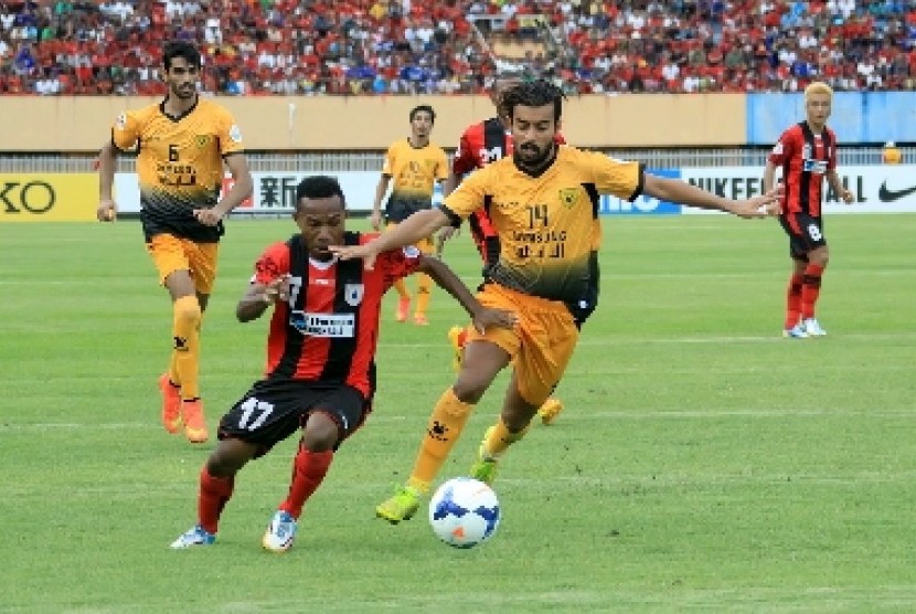 Pemain Persipura Jayapura Ferinando Pahabol (kiri).