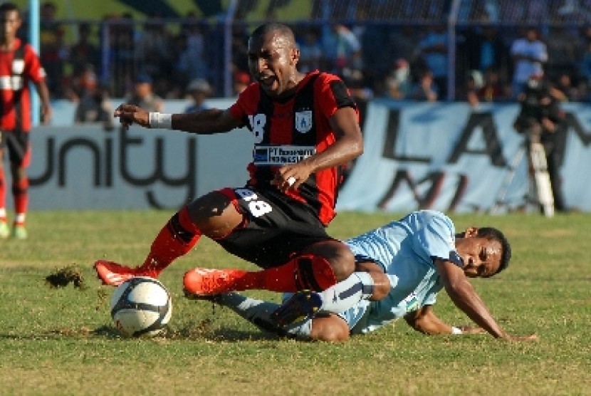 Pemain Persipura Jayapura Petrick Wanggai (kiri).