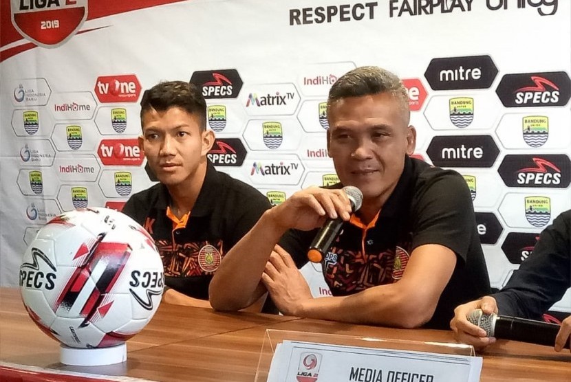 Pemain Persiraja Banda Aceh, M. Andika Kurniawan (kiri) dan pelatih Persiraja Banda Aceh, Hendri Susilo (kanan). 