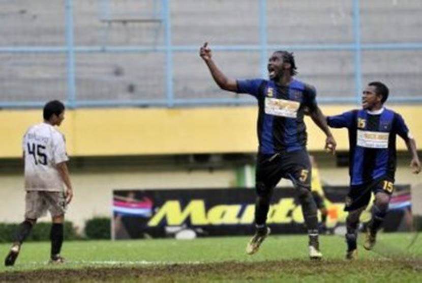 Pemain Persiram Raja Ampat, Jean Boumsong (dua kanan), bersama kapten Oktavianus Maniani melakukan selebrasi usai menjebol gawang lawan. 