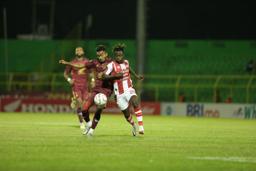 Pemain Persis Moussa Sidibe berusaha menerobos pertahanan PSM Makassar, Senin (28/8/2023).