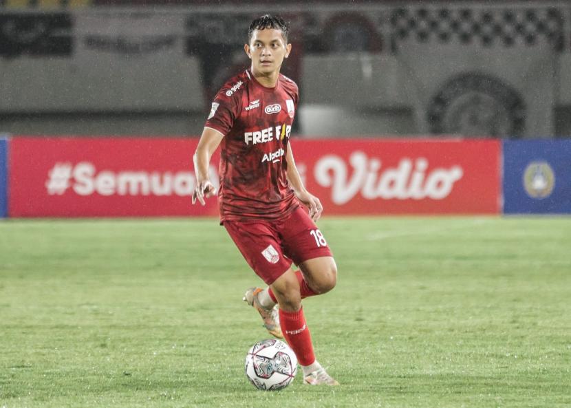 Pemain Persis Solo, Arapenta Poerba, saat laga Persis melawan Putra Safin Group (PSG) Pati di Stadion Manahan Solo, Jawa Tengah, Ahad (26/9) malam. 