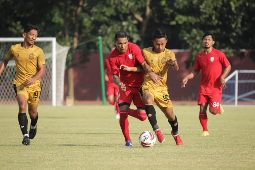Pemain Persis Solo dan Bhayangkara FC memperebutkan bola saat laga uji coba di Stadion Universitas Sebelas Maret (UNS) Solo, Sabtu (5/6) sore.