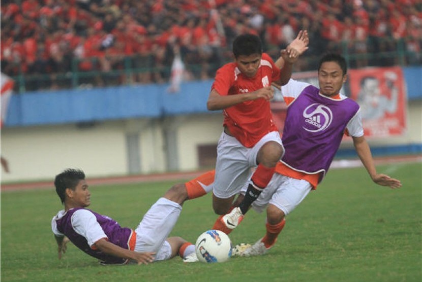 Pemain Persis Solo LPIS, Hendri (kiri), mencoba melewati hadangan dua pemain PPSM Magelang dalam partai persahabatan jelang Divisi Utama LPIS. 