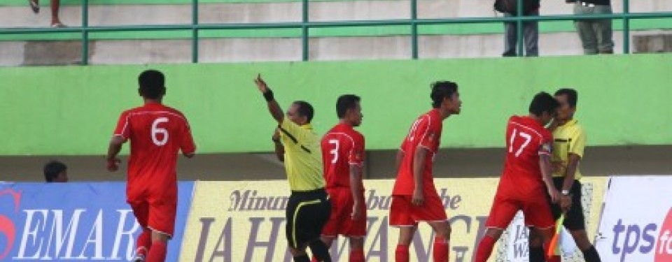 Pemain Persis Solo, M Budiana (17), mencekik dan menanduk hakim garis dalam pertandingan melawan Persemalra Maluku Tenggara di Stadion Manahan Solo, Senin (4/4). 