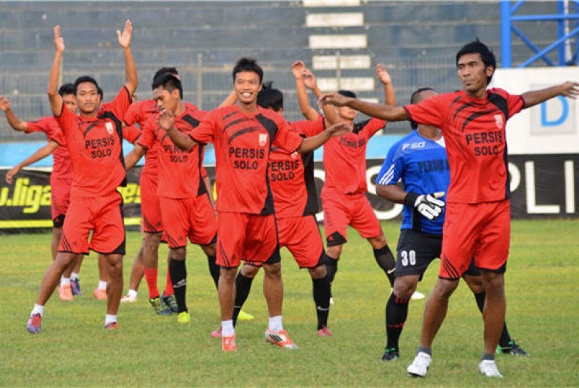 Pemain Persis Solo menggelar latihan di Stadion Wilis Kota, Madiun, Jawa Timur, jelang laga Divisi Utama Liga Indonesia musim lalu. 