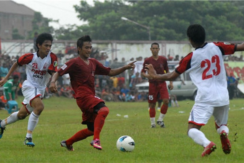 Pemain Persis Solo (putih) menghadapi Rheza Mojokerto Putra (MP) dalam pertandingan kompetisi Divisi Utama PT Liga Indonesia di stadion Gelora Gajah Mada, Mojosari, Kabupaten Mojokerto, Jawa Timur. 