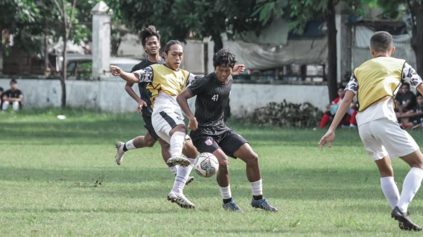Pemain Persis Youth saat laga uji coba perdana melawan tim lokal, Putra Solo FC di Lapangan Kartopuran, Solo, Jawa Tengah, Jumat (17/12) pagi.
