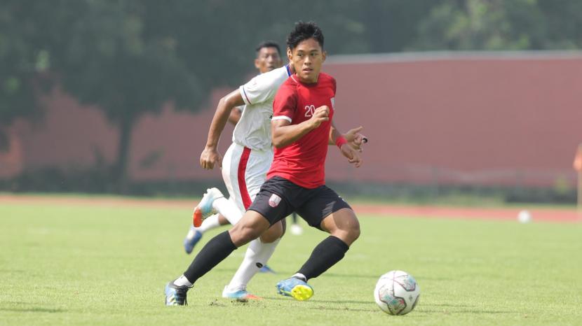 Pemain Persis Youth, Yussa Nugraha, saat laga melawan Persipa Pati di Stadion Universitas Sebelas Maret (UNS), Solo, Jawa Tengah, Sabtu (29/1). 