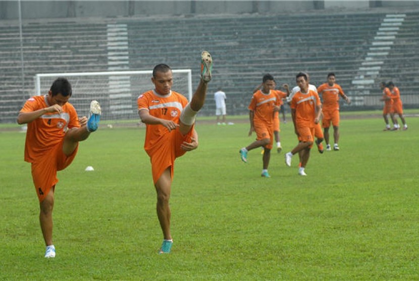 Pemain Persisam Putra Samarinda melakukan pemanasan jelang laga Indonesia Super League (ISL). 