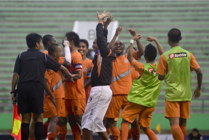 Pemain Persisam Samarinda merayakan gol. 