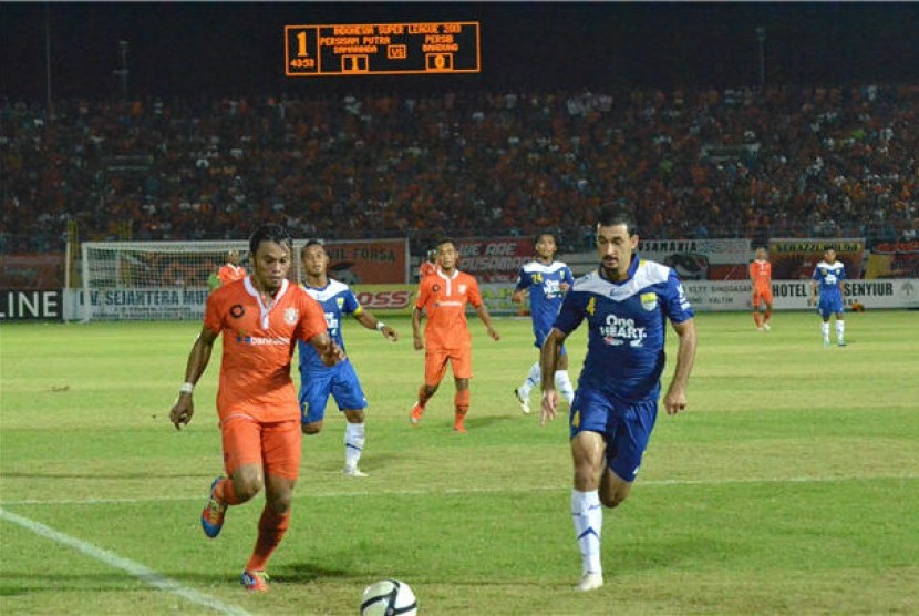 Pertandingan sepak bola di Stadion Segiri, Samarinda (ilustrasi). Stadion Segiri akan menjadi tuan rumah Grup B Piala Presiden 2022.