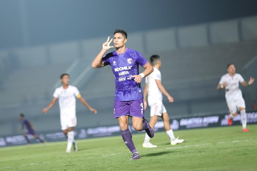 Pemain Persita Tangerang Ramiro Fergonzi merayakan golnya ke gawang Arema FC dalam lanjutan BRI Liga 1.
