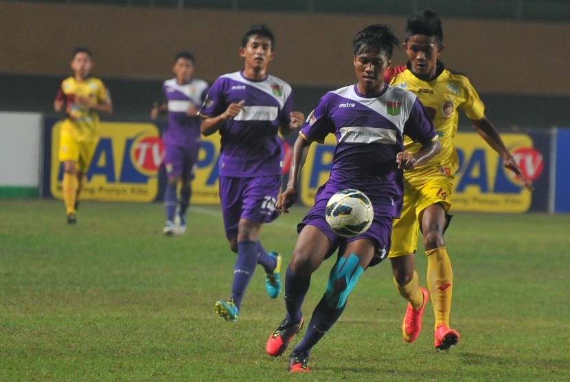 Pemain Persita Tanggerang, Ganjar Mukti (depan) mengiring bola yang berusaha direbut Pemain Sriwijaya FC, M Anang (kanan) pada laga Indonesia Super League U21 di Stadion Gelora Sriwijaya Jakabaring Palembang, Sumsel,J umat malam (20/9). Persita U21 memenan