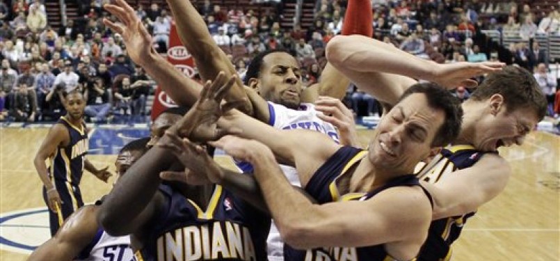  Pemain Philadelphia 76ers', Andre Iguodala (tengah), melepaskan tembakan di tengah kepungan pemain Indiana Pacers di laga NBA di Philadelphia pada Senin (9/1). 