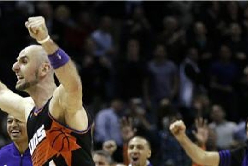 Pemain Phoenix Suns, Marcin Gortat (kiri), bersama rekan meluapkan kegembiraannya setelah tembakan Wesley Johnson memaksa San Antonio Spurs melakukan babak overtime di laga NBA pada Rabu (27/2). 