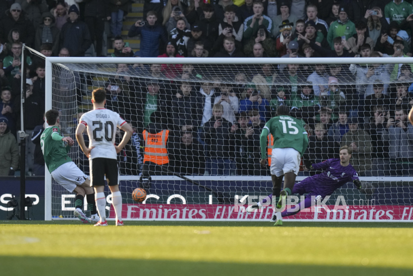 Pemain Plymouth Argyle Ryan Hardie mencetak gol pertama timnya dari titik penalti selama pertandingan putaran keempat Piala FA Inggris antara Plymouth Argyle dan Liverpool di Stadion Home Park, Plymouth, Inggris, Ahad, 9 Februari 2025.