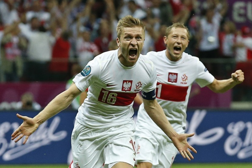  Pemain Polandia Jakub Blaszczykowski meluapkan kegembiraan setelah berhasil menciptakan gol penyelamat Polandia dari kekalahan atas Rusia dalam pertandingan lanjutan penyisihan Grup A.  