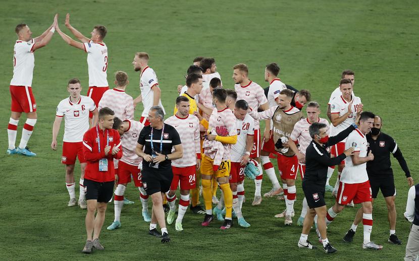 Pemain Polandia merayakan hasil imbang setelah pertandingan sepak bola babak penyisihan grup E UEFA EURO 2020 antara Spanyol dan Polandia di Seville, Spanyol, 19 Juni 2021. 