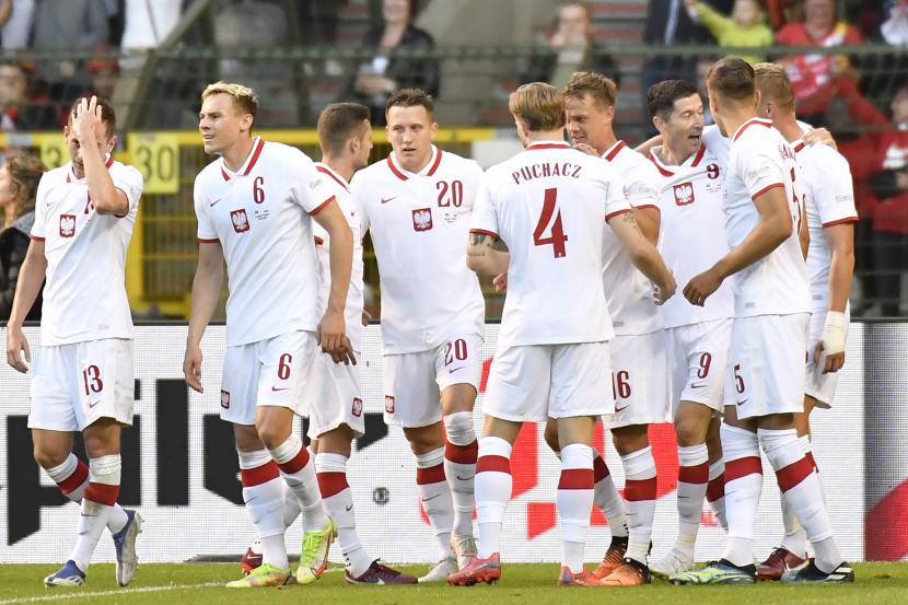 Pemain Polandia Robert Lewandowski, ketiga kanan, merayakan golnya dengan rekan satu timnya melawan Belgia selama pertandingan sepak bola UEFA Nations League. Polandia kalah telak 1-6 dari Belgia di Stadion King Baudouin di Brussels, Rabu, 8 Juni 2022. 
