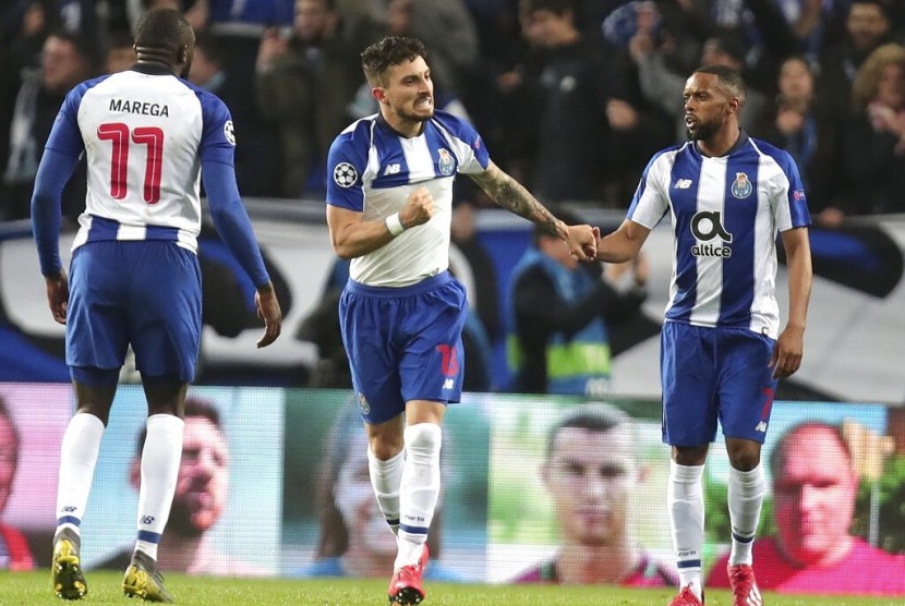 Pemain Porto Alex Telles (tengah) merayakan gol yang mengantarkan timnya lolos ke perempat final Liga Champions.