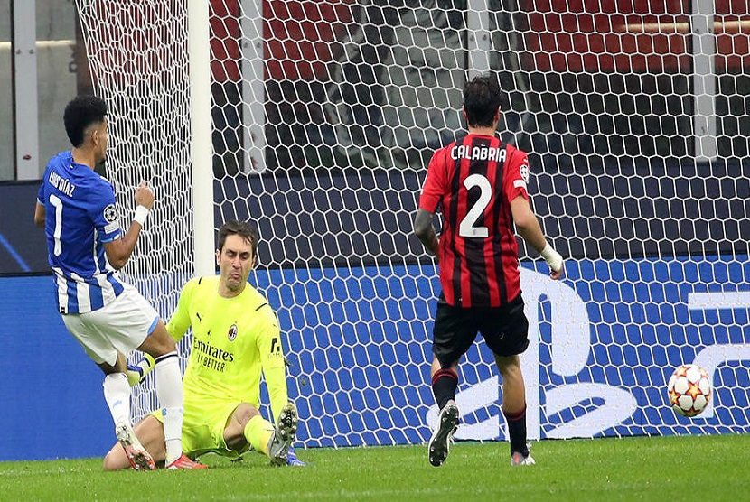 Pemain Porto Luis Diaz (kiri) menyarangkan gol ke gawang yang dikawal Kiper Milan Ciprian Tatarusanu (tengah) dalam lanjutan Liga Champions grup B di Milan, Italia