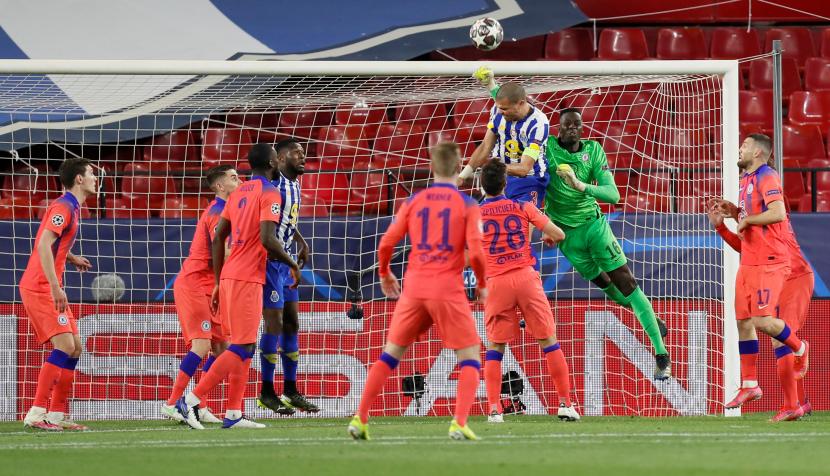 Pemain Porto Pepe berjibaku dengan kiper Chelsea Mendy pada pertandingan babak perempat final leg pertama Liga Champions di Stadion Ramon Sanchez Pizjuan, Sevilla, Kamis (8/4) dini hari WIB.