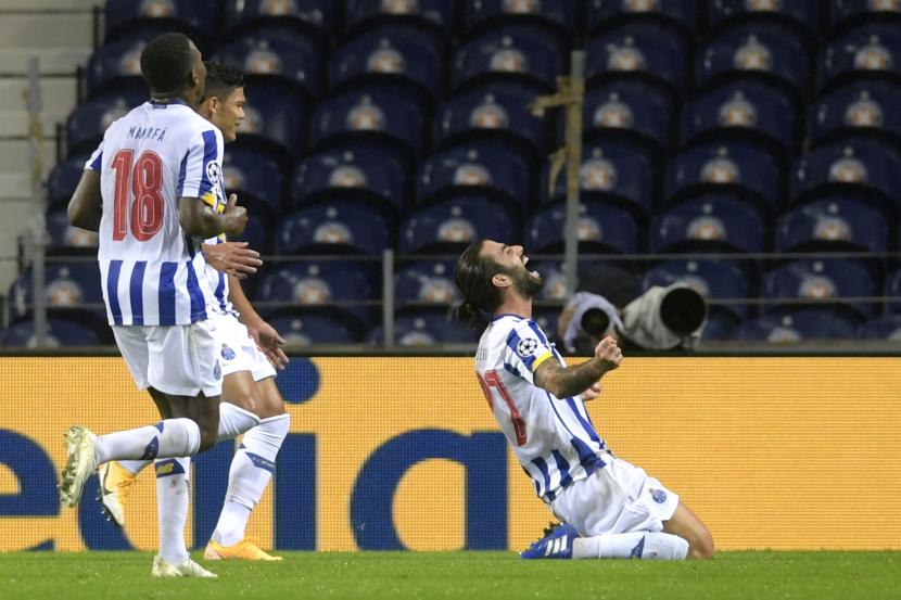 Pemain Porto, Sergio Oliveira (kanan) melakukan selebrasi setelah mencetak gol ke gawang Olympiacos pada laga Grup C Liga Champions di Stadion Dragao, Porto, Portugal, Rabu (28/10) dini hari WIB.