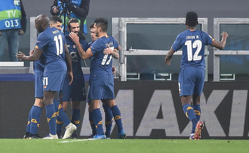 Pemain Porto Sergio Oliveira (ketiga dari kiri) bereaksi setelah mencetak gol pertama timnya pada leg kedua babak 16 besar Liga Champions UEFA Juventus FC vs FC Porto di Stadion Allianz di Turin, Italia, Rabu (10/3) dini hari WIB.