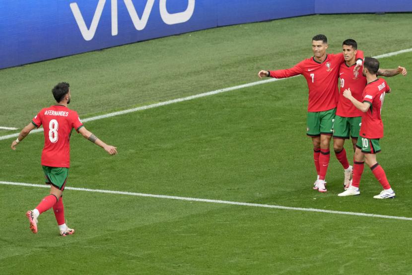Pemain Portugal Bruno Fernandes berlari merayakan gol kepada rekan setimnya Cristiano Ronaldo, Joao Cancelo, dan Bernardo Silva (dari kiri) setelah mencetak gol ketiga timnya ke gawang Turki dalam pertandingan Grup F Euro 2024 di Dortmund, Jerman, Ahad (22/6/2024) dini hari WIB.