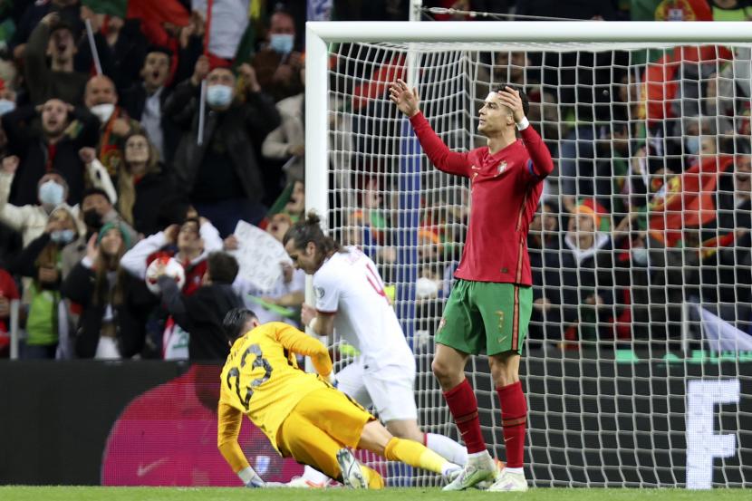 Bintang Portugal Cristiano Ronaldo saat membela timnya melawan Turki.