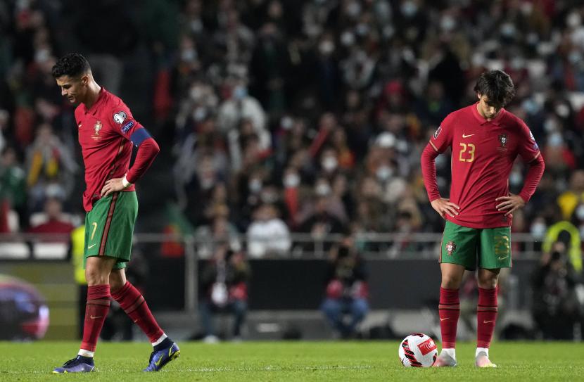 Ekspresi kesedihan kapten Portugal Cristiano Ronaldo (kiri) dan rekannya Joao Felix setelah pemain Serbia Aleksandar Mitrovic mencetak gol dalam pertandingan kualifikasi grup A Piala Dunia 2022. Serbia mengalahkan Portugal 2-1 di Stadion Luz di Lisbon, Ahad, 14 November 2021.