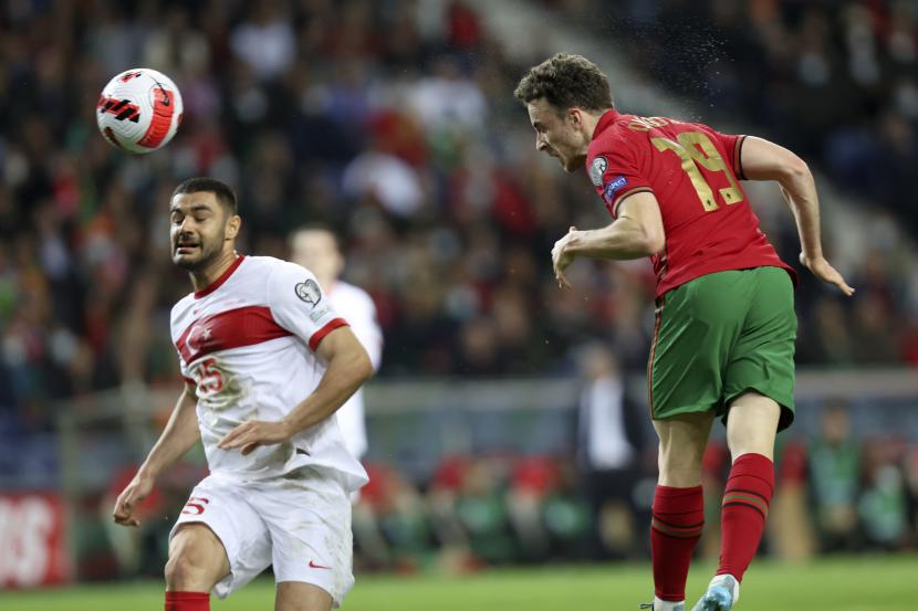 Pemain Portugal Diogo Jota, kanan, terancam gagal beraksi di Piala Dunia 2022 Qatar.
