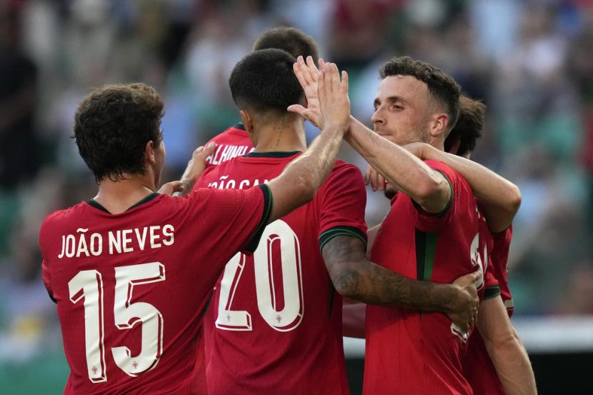 Pemain Portugal Diogo Jota (kanan) merayakan gol kedua melawan Finlandia bersama rekan satu timnya dalam pertandingan persahabatan internasional jelang Euro 2024 melawan Finlandia di Stadion Alvalade, Lisbon, Rabu (5/6/2024) dini hari WIB.