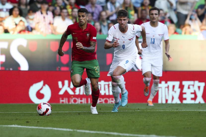 Pemain Portugal Joao Cancelo (kiri) beraksi dalam pertandingan UEFA Nations League melawan Portugal di Lisabon, Jumat (10/6/2022) dini hari WIB. Cancelo menyumbang satu gol dalam kemenangan Portugal 2-0.