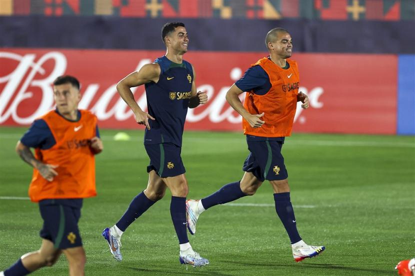  Pemain Portugal (kiri-kanan) Otavio, Cristiano Ronaldo, dan Pepe menghadiri sesi latihan tim di Al-Shahaniya, Qatar, Kamis, 8 Desember 2022. Portugal akan menghadapi Maroko dalam pertandingan sepak bola perempat final Piala Dunia FIFA 2022 pada 10 Desember 2022. 