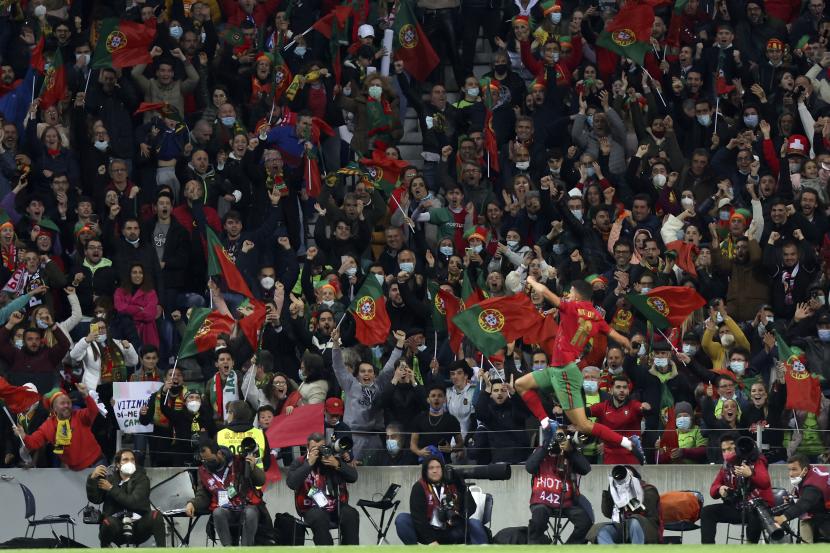 Pemain Portugal Matheus Nunes merayakan setelah mencetak gol ketiga timnya selama pertandingan sepak bola playoff Piala Dunia 2022 antara Portugal dan Turki, di Stadion Dragao di Porto, Portugal, Kamis, 24 Maret 2022. Portugal menang 3-1 di laga itu.