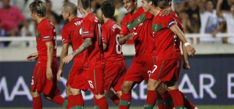 Pemain Portugal merayakan gol ketika bertanding melawan Siprus dalam kualifikasi EURO 2012 di Stadiun GSP, Nicosia, Siprus.