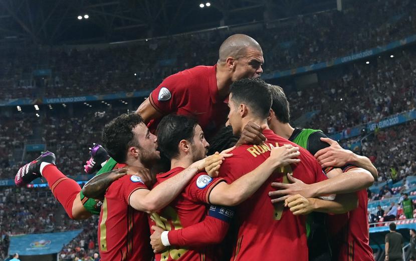 Skuad Portugal merayakan gol setelah Cristiano Ronaldo mencetak 1-0 melalui penalti pada pertandingan sepak bola babak penyisihan grup F UEFA EURO 2020 antara Portugal dan Prancis di Budapest, Hongaria, 23 Juni 2021.