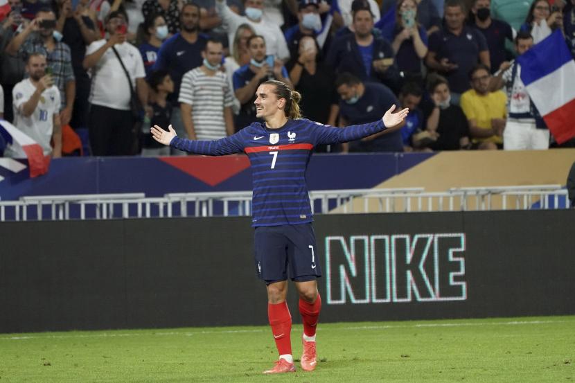 Pemain Prancis Antoine Griezmann merayakan setelah mencetak gol kedua timnya selama pertandingan sepak bola kualifikasi grup D Piala Dunia 2022 antara Prancis dan Finlandia di stadion Decines di Lyon, Prancis, Selasa 7 September 2021.