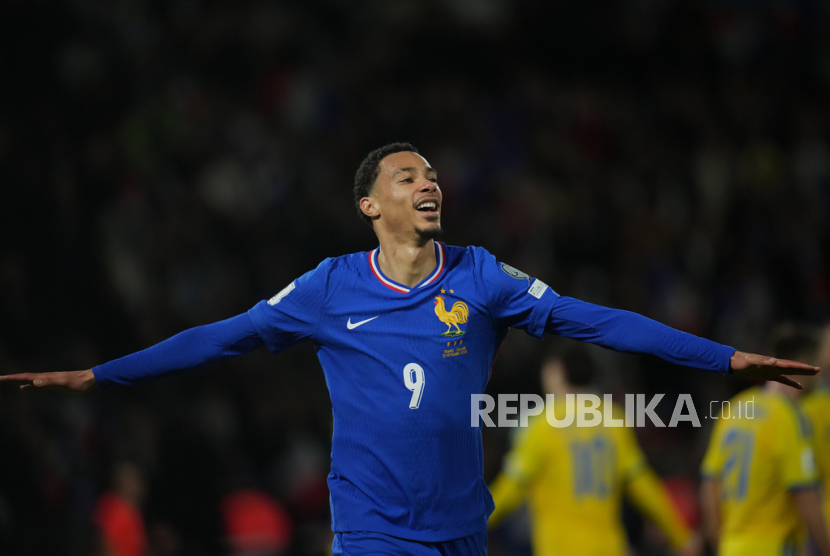 Pemain Prancis Hugo Ekitike merayakan gol keempat timnya dalam pertandingan kualifikasi Grup D Piala Dunia 2026 Zona Eropa di Parc des Princes, Paris, Jumat (14/11/2025) dini hari WIB.