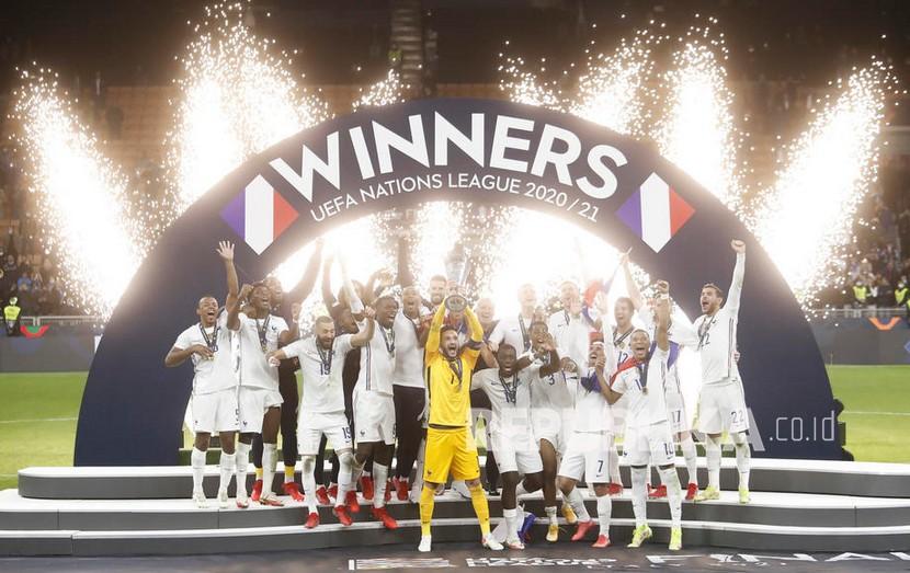 Pemain Prancis merayakan dengan trofi setelah memenangkan pertandingan sepak bola final UEFA Nations League antara Spanyol dan Prancis di Milan, Italia, Senin (11/10) dini hari WIB. 